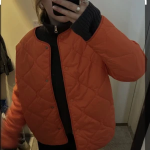 Jacka från Lindex - Supercool jacka från Lindex i en orange färg. Storlek S