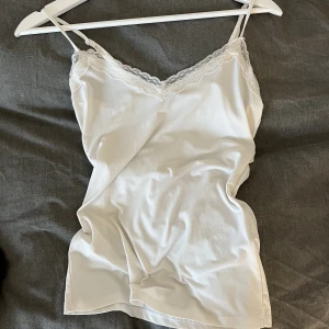 Vitt spets linne - supergulligt linne från pieces! Stretchigt material