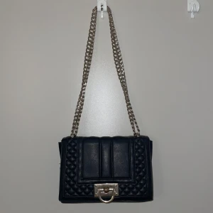 Handväska - Jättefin väska med guld detaljer💕 Säljer då jag inte är en guldmänniska