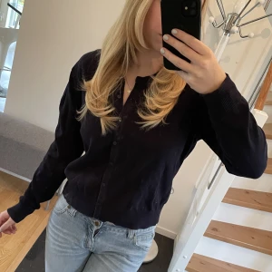 Kofta - Säljer denna fina marinblåa koftan ifrån h&m⭐️🤍 den är i storlek L men passar mig som har S!