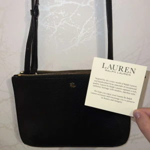 Ralph Lauren väska  - Så gott som helt ny eftersom den endast är använd ca 2 ggr! Jättefin väska och självklart äkta💕