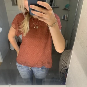Blus - Vinröd blus från only! Fint skick