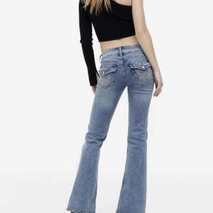 Säljer nu mina Flared Low Jeans från HM som är som gott som nya! ”Priset går att diskutera via snapt köp” 