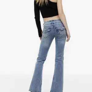 Säljer nu mina Flared Low Jeans från HM som är som gott som nya! ”Priset går att diskutera via snapt köp” 