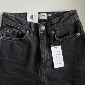 (Oanvända) Svarta Jeans - Helt oanvända endast provade, alla lappar sitter kvar. Säljer pga dålig passform på mig och kunde inte returnera i tid🥲 Inga defekter! Ord pris 300kr. Storlek XXS (W 23”-24”)