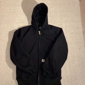 Carhartt jacka - Säljer en riktigt fet Carhartt duck aktive jacka. Helt ny kvalitet. Använd fåtal gånger. Inga defekter. Nypris är ca 3600. 