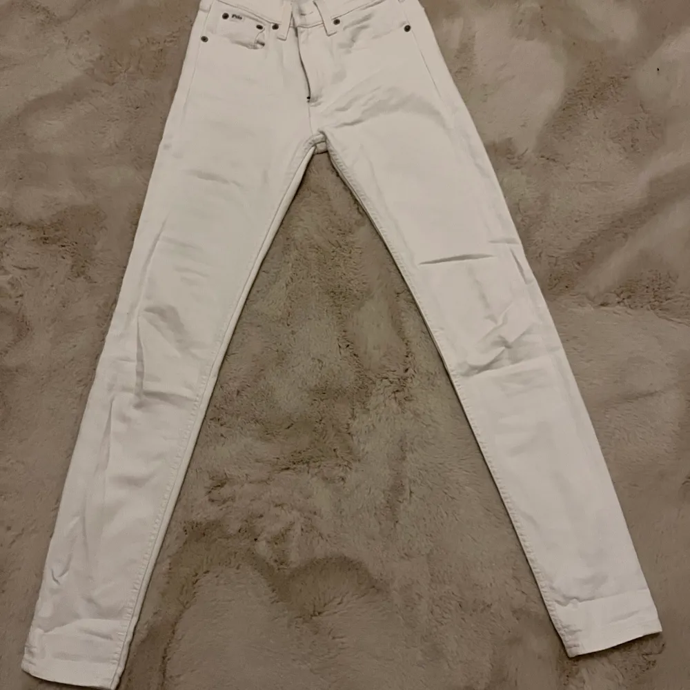 Säljer nu de här jeansen i storlek 24 från Ralph Lauren. Jag säljer de för att de inte längre passar mig och de är endast använda ett fåtal gånger.😄. Jeans & Byxor.