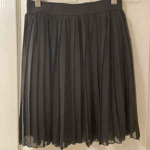 Svart kjol - Söt svart kjol. Sparsamt använd och i fint skick. Storlek s, men resåret i midjan gör att det skulle även passa xs och m.