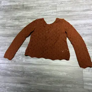 Fin tröja från Gina Tricot använd 2 gånger. I fin mörk orange färg och v model på back sidan. Normal i storlek och i mycket bra skick!