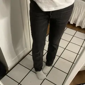Så fina jeans från zara!! Mid:waist Strl 38 men sitter som 36. 🌟🌟💞💞 .  Nypris 499:- mitt pris 75kr. 