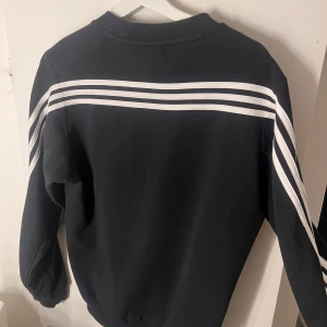 Adidas sweatshirt - En jättefin och cool sweatshirt från adidas med 3 sträck som sträcker sig över hela ryggen + ärmarna, kom privat för fler bilder 💓🌟