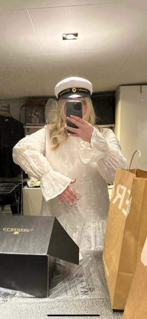 Klänning med ärmdetalj - Jag säljer nu min fina studentklänning i storlek 44. Då den endast är använd en gång så är den i nyskick🥰
