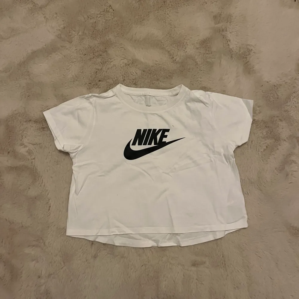 Säljer nu denna t-shirten i storlek 146-156 från Nike. Säljer den för att den inte passar längre och den är inte använd många gånger.😄. T-shirts.
