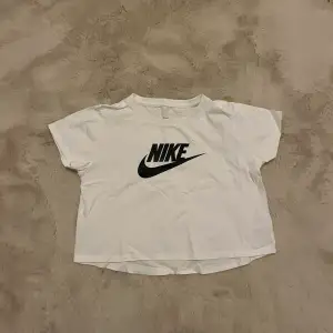 Säljer nu denna t-shirten i storlek 146-156 från Nike. Säljer den för att den inte passar längre och den är inte använd många gånger.😄