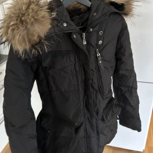 Hollies vinterjacka dam - Hej! Jag säljer denna fina vinterjackan från Hollies i storlek 38 som har ett nypris på ca 2500kr  Jackan har inga skador eller dylikt men luktar parfym, som bör försvinna genom att vädra den.   (Obs. Utlagd på andra sidor också)  