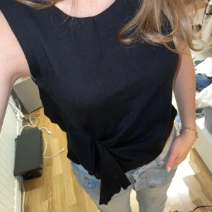 Festtopp med volangdetalj - Fin vintage festtopp med volangdetalj 