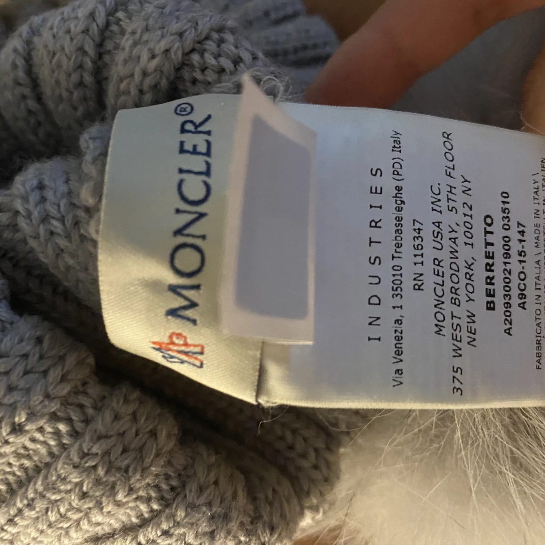 Moncler mössa  - 90