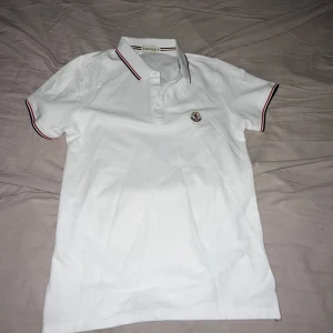 Moncler piké  - Skick 9/10. Änvänd några gånger. Fler frågor/bilder skriv. Priset kan diskuteras. Kom gärna med ett bud.