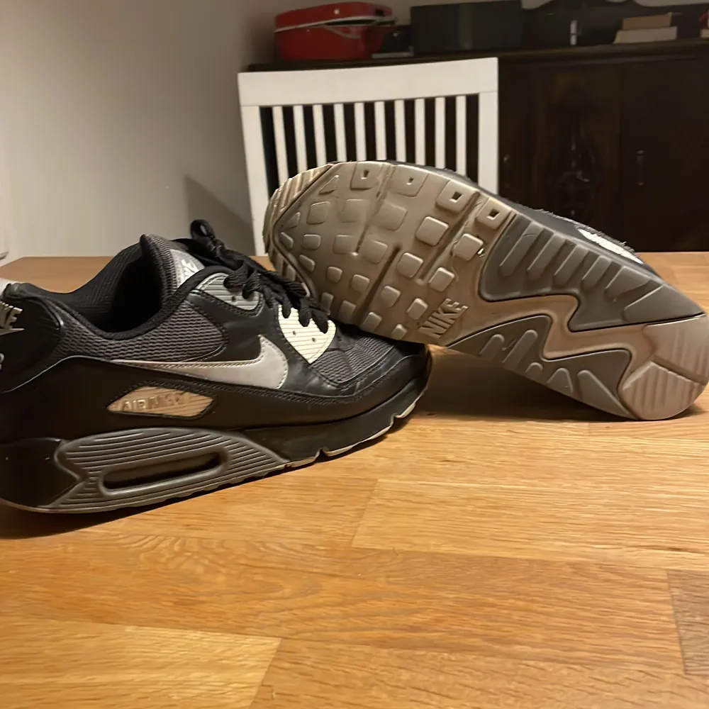 Nike air max i bra skick. Lite slitna hälen inuti skon men ger inga skav ☺️ Stl 42,5 Vintage skor!. Skor.