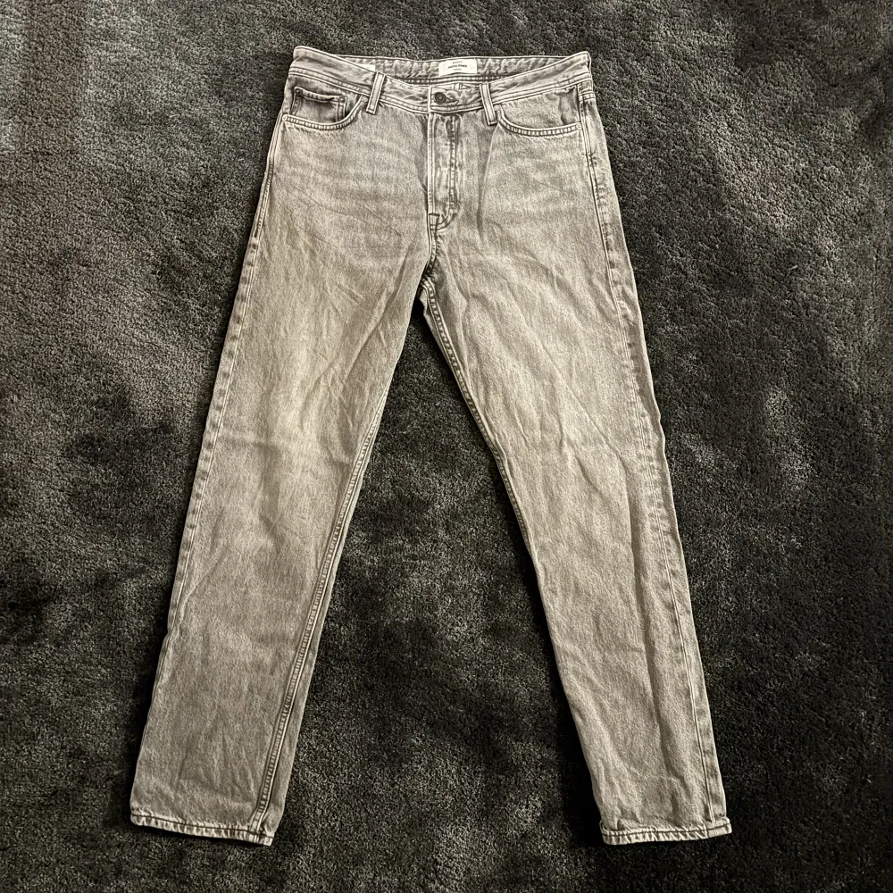 Säljer ett par Jack & Jones jeans i skick 10/10. Jeansen har passformen relaxed fit och sitter perfekt. Hör av vid några som helst funderingar så ska jag se till att svara så fort som möjligt! . Jeans & Byxor.