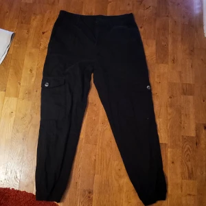 Cargobyxor - Cargobyxor i jeansmaterial röven ser stor ur