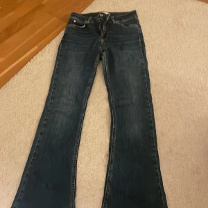 Bootcutjeans - Mörkblåa bootcutjeans från Gina tricot som säljs pga att de aldrig kommer till användning. Dom är som nyskick. 