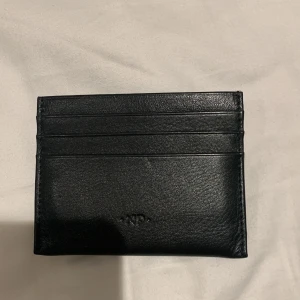 Korthållare  - Stilren korthållare från NP