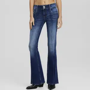 Säljer dessa jeans då det inte kommer till någon användning, använt ca 3 gånger så är som nya ! Köpt för 399kr säljer för 300! Byxorna är i storlek M men passar mig som brukar ha S .✨