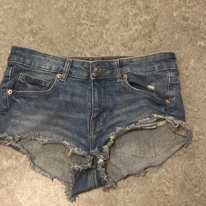 Mörk blå booty shorts - Bra skick, inte jätte använda