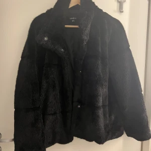Pälsjacka  - Fuskpäls. 