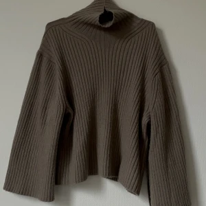 Fin stickad tröja - Så fin stickad tröja från H&M. Väldigt mjukt material i oversize modell. Vida ärmar med slit och häg hals. Fint skick!