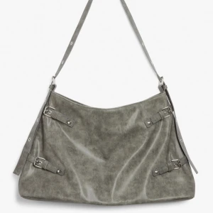 Monki väska - Funderar på att sälja denna as snygga Monki väska då den inte kommit till användning. Använd 2-3 gånger!!