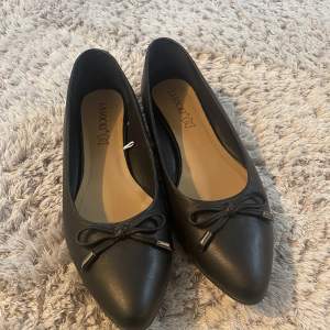 Nya svarta ballerinaskor i läder som tyvärr är en storlek för stor för mig. Spetsiga💕