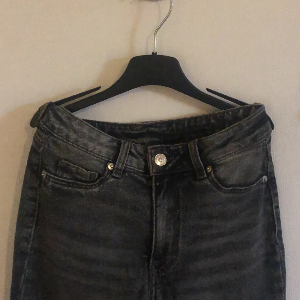 Gråa bootcut jeans från H&M Divided. Storlek 34. Bra skick. Säljer pågrund av att de är förstora.. Jeans & Byxor.