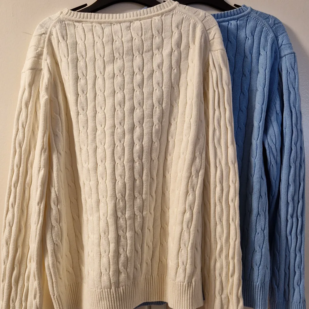 Säjer nu en blå och en vit kabelstickad Gant tröja eftersom jag har växt ur dem. Inga repor eller märken. Skick: 8/10. Storlek: 158/164.  Pris: 250kr styck eller 400kr för båda. Nypris: 900kr styck. Stickat.