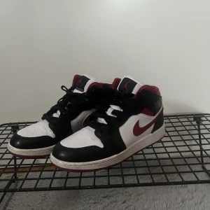 Air Jordan 1 mid - Säljer pågrund av att dom inte passar mig längre är i väldigt bra skick andvända ett fåtal gånger skick 9/10 vid några funderingar hör av er😃👍 Finns ingen box eller kvitto tyvär Kan tänka mig att byta😀😀