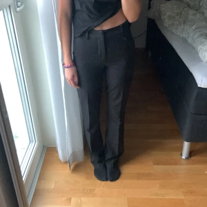 Kostymbyxor!🧚🏼‍♀️ - Kostymbyxor från bikbok i modellen Vilma! Så snygga och passar till allt. Har inte använts mycket alls därav  nästan nyskick!😍 Stl 34 och passar i längden på mig som är 162 cm. köpte för 499kr🪷