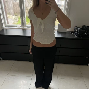 T-shirt  - Söt topp som har en liten rosett där fram! Säljer då den inte kommer till användning ❤️