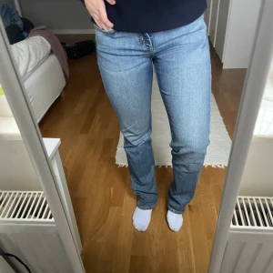 Lågmidjade jeans - Lågmidjade, raka jeans från junkyard. Stretchiga och supersköna💞