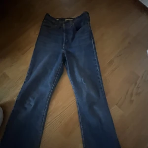 Levis jeans mellanblå bootcut mid. - Mellanblå jeans från Levis 
