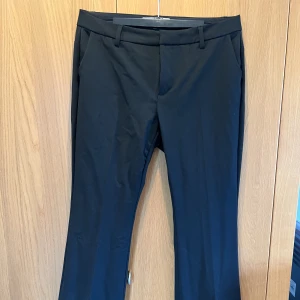Kostymbyxa svart - Sällan använda. Lite bootcut i modellen. Mått: midja 47, längd 109