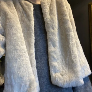 Pälsjacka  - Jättesnygg pälsjacka med trekvartslånga ärmar! Knappt använd! Skriv vid fler bilder eller funderingar💓💓