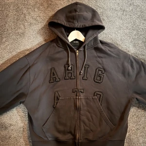 Arigato Hoodie - Säljer nu min äkta Arigato hoodie för jag har vuxit ur den. Skicket är 7,5/10, Nypris 2000kr mitt pris 650