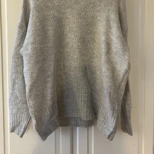Ljusgrå stickad tröja - Oversized ljusgrå stickad tröja från lager 157, storlek Xs-s men känns större 