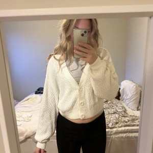 Vit kofta  - Supersöt kofta från hm som tyvärr inte längre kommer till användning. I en kortare modell med större ärmar. 