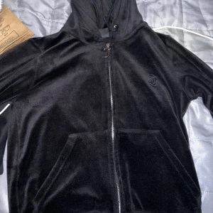 Juicy set  - Ett väldigt litet hål på mjukisbyxorna längst ner vid benet