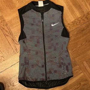 Nike löparväst  - Nike running väst dam Stl xs. För vinterträning. Reflex. Nästan helt oanvänd 