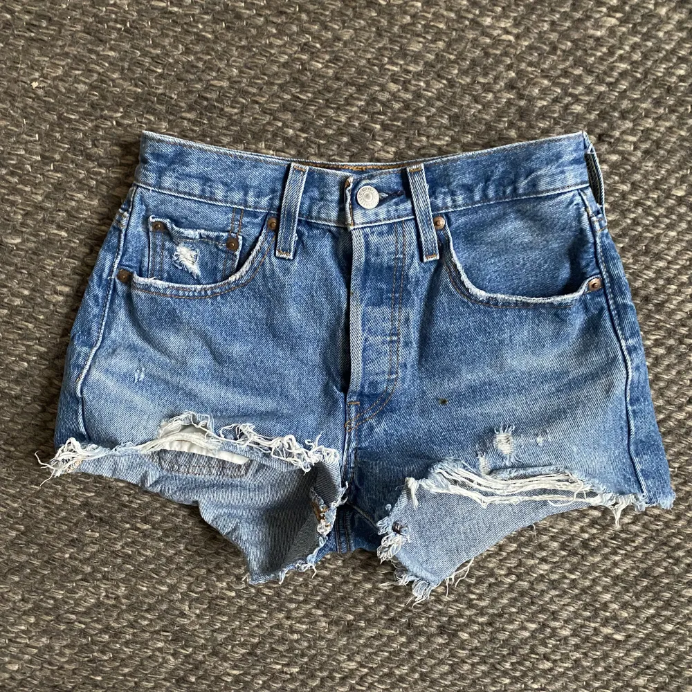 levis shorts 501 i fint skick, säljs pga att dem tyvärr har blivit försmå. Har en väldigt liten fläck/prick men märks knappast💓. Shorts.