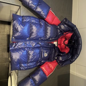 Moncler Sigean Giubbotto - Säljer en Moncler jacka, modell Sigean Giubbotto i mycket bra skick. Storlek 12/152cm. 