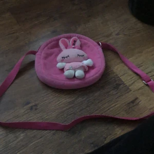 Den har tappat en pärla för att jag hade den när jag var liten men det funkar jätte bra ändå  - En kanin på tappat en pärla i mjukt matriao köpt för 200 bra skick